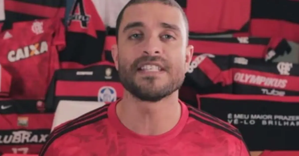 VÍDEO: Diogo Nogueira xinga público após provocação contra Flamengo em show
