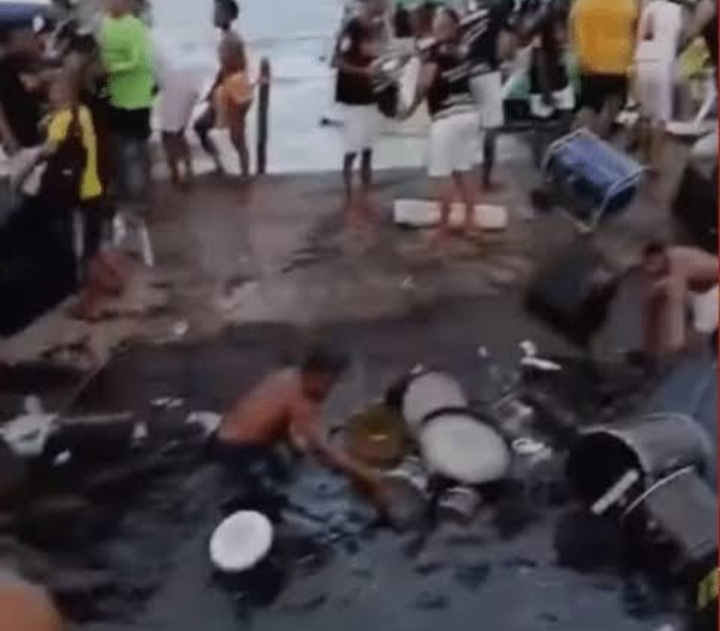 Embarcação naufraga durante show de banda de pagode em Salvador; instrumentos musicais caíram no mar