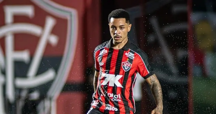 Após um mês fora, Matheuzinho volta ao Vitória e projeta evolução: “Vamos melhorando”