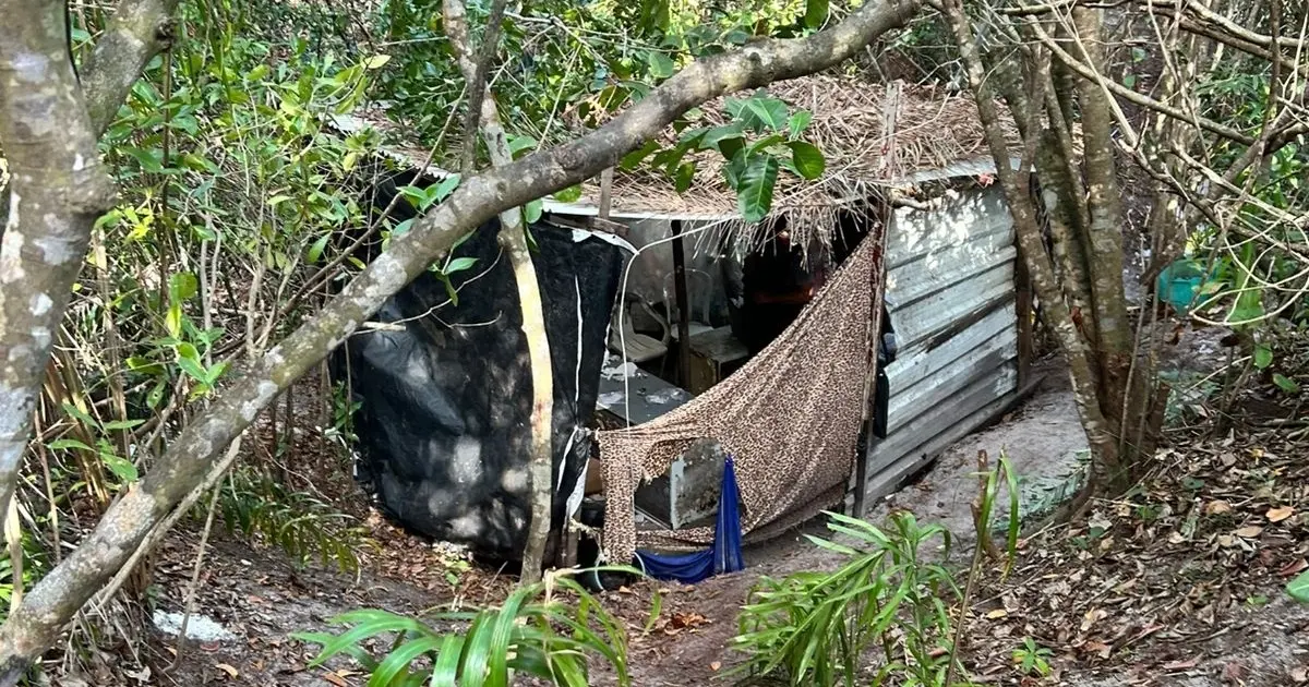 Polícia Civil destrói acampamento do BDM usado para tráfico no bairro de Itapuã, em Salvador