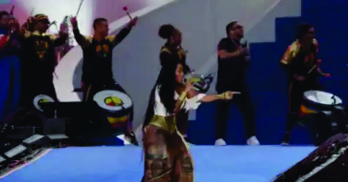 VÍDEO: Prestes a lançar era no reggae, IZA leva Olodum para show no The Town