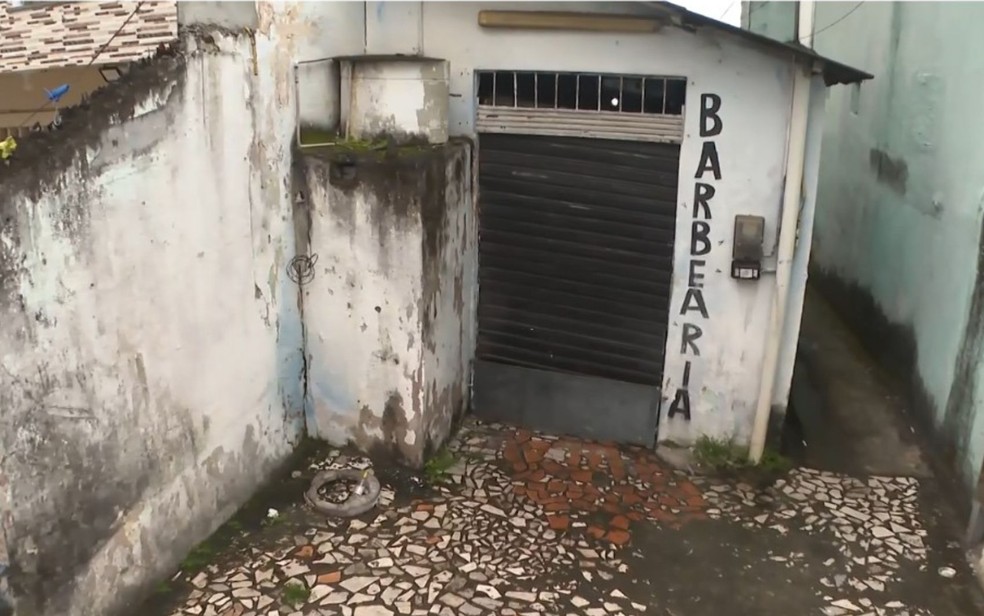 Adolescente de 17 anos é morto a tiros dentro de barbearia em Salvador; dono do estabelecimento foi baleado