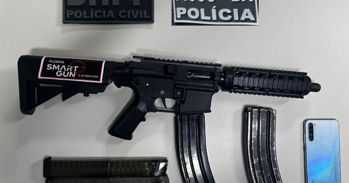 Homem é preso com fuzil e carregadores durante travessia do ferry boat em Salvador