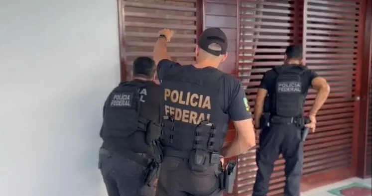 Veja vídeo de momento em que agentes chegam à casa de Binho Galinha; deputado está foragido