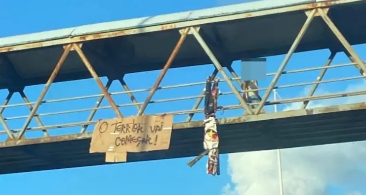 Bonecos e ameaças são pendurados em passarelas de Salvador antes do Ba-Vi: “O terror vai começar”