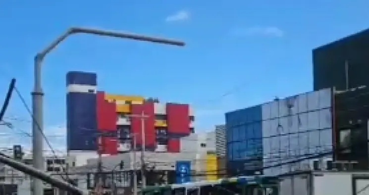 VÍDEO: Poste parcialmente caído causa engarrafamento na Rua Pernambuco, na Pituba, em Salvador