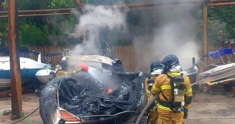 Incêndio destrói duas lanchas em marina de Porto Seguro