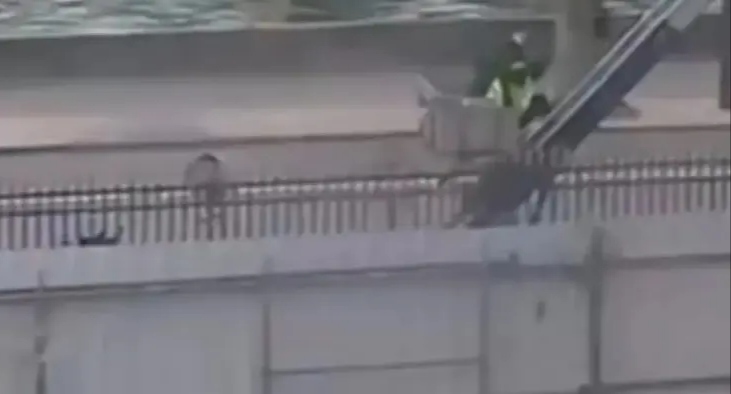 Empresa alemã faz propaganda de elevador usado em roubo ao Museu do Louvre