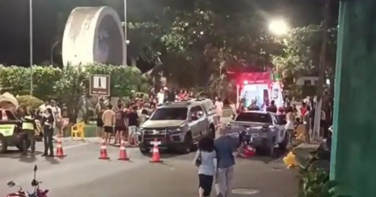 Vídeo flagra momento em que moto desgovernada atropela mulher em praça de Jacobina