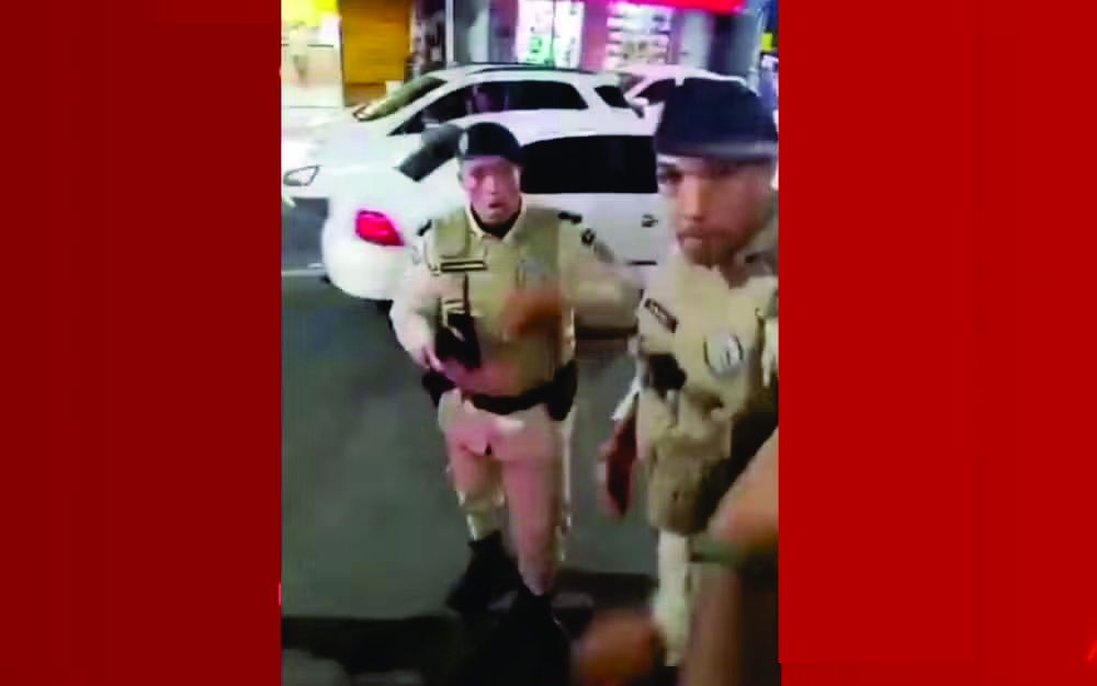 Policial militar agride homem com tapa no rosto durante manifestação em Salvador