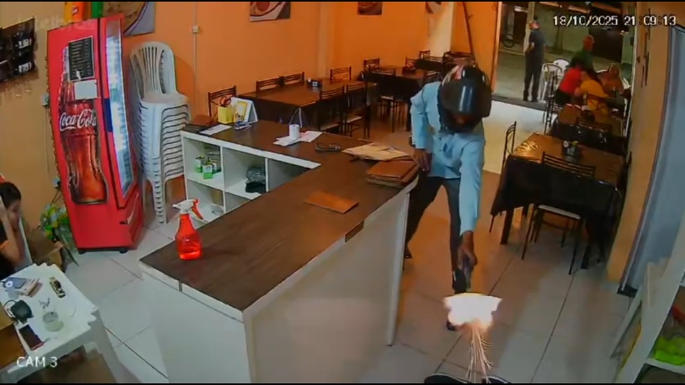 Câmera de segurança flagra momento que dono de pizzaria é morto a tiros dentro do próprio estabelecimento na Bahia