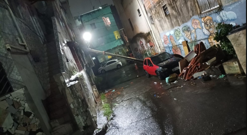 Quedas de postes, muro e árvores: Salvador registra em 24 horas o volume de chuva esperado para todo mês de outubro