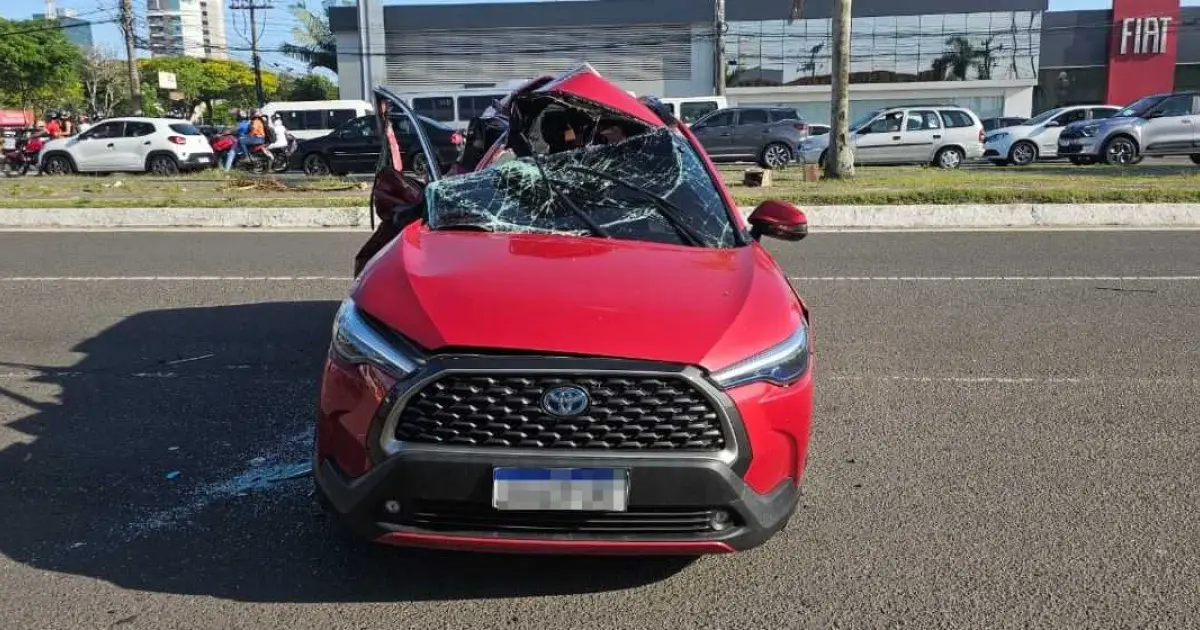 Comerciante morre após colisão entre carro e ônibus em cruzamento de Feira de Santana