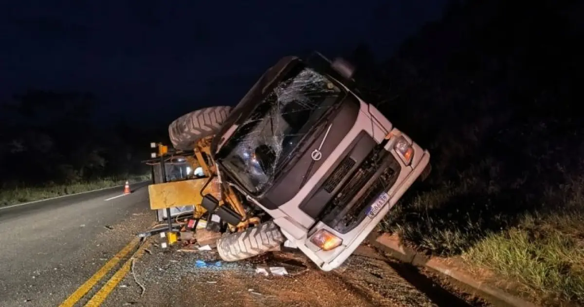Caminhão tomba na BR-116 após se soltar de guincho na Serra do Mutum, no Sudoeste baiano