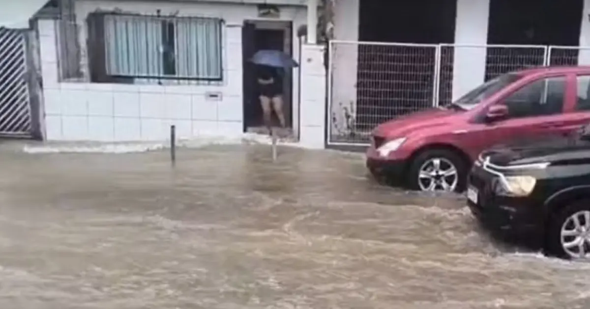Chuva intensa em Salvador provoca alagamentos, deslizamento e suspensão de travessias marítimas
