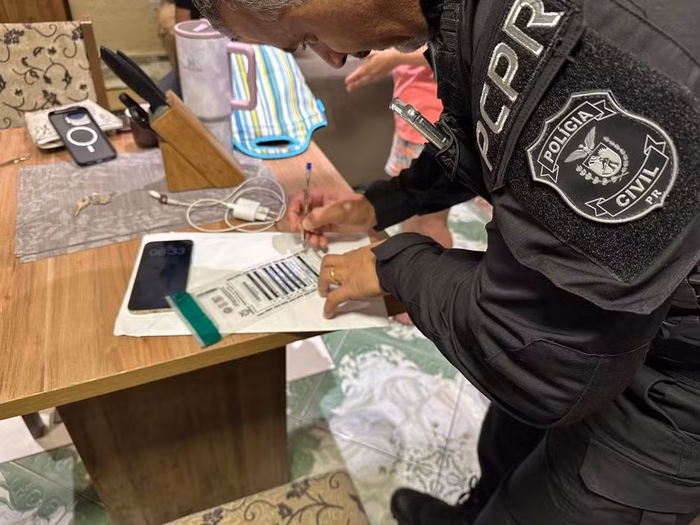 Grupo suspeito de obter R$ 14 milhões aplicando ‘golpe do presente’ em mais de 270 vítimas do PR e outros estados é alvo de operação policial