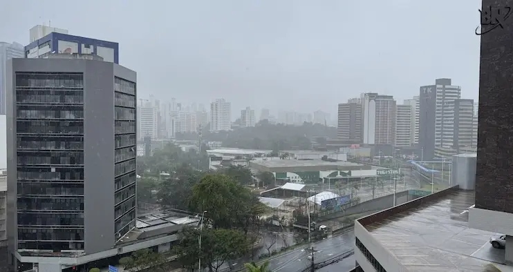 Frente fria muda o tempo em Salvador e traz alerta de chuva forte até quinta-feira