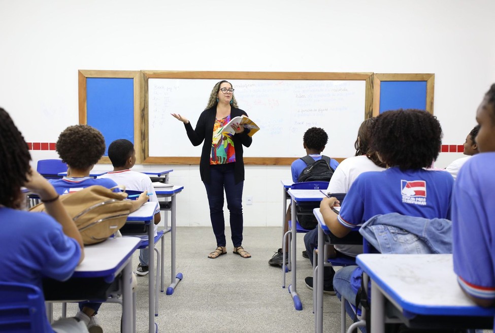 Governo antecipa salário de novembro e 13º para professores da Bahia