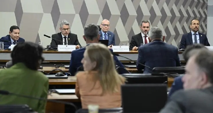 Diretor da PF diz em CPI que R$ 1,6 milhão em dinheiro foi apreendido na casa de um dos investigados do Master