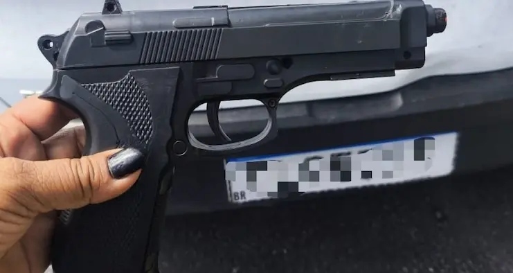 Homem com réplica de arma de fogo é preso suspeito de praticar roubos em Salvador