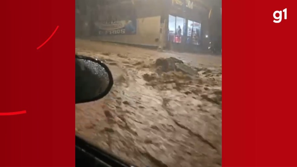 Ruas ficam alagadas e água invade casas após fortes chuvas em cidade na Bahia