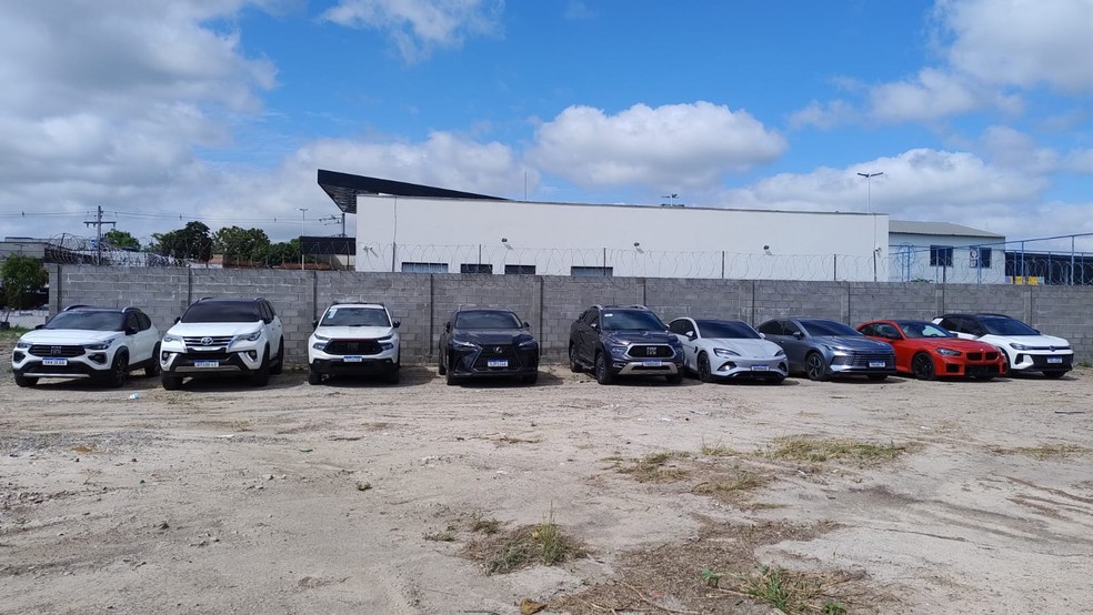 Carros de luxo, dinheiro em espécie e joias são apreendidos em operação que prendeu 7 pessoas suspeitas de fraudes fundiárias