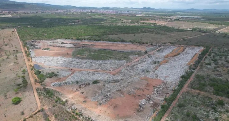 Imagem de idoso em lixão de Ipirá expõe descaso ambiental na Bahia; quase 70% de cidades convivem com descarte irregular