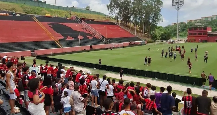 VÍDEO: Vitória recebe apoio do torcedor rubro-negro em treino aberto antes de ‘final’ contra o São Paulo