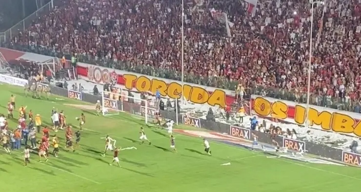 VÍDEO: Torcida do Vitória invade o campo do Barradão após permanência na Série A