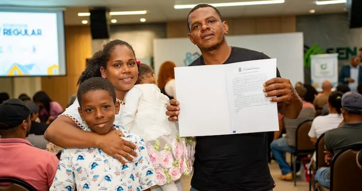 Entrega de títulos garante segurança jurídica a 200 famílias pelo Programa Meu Imóvel Regular