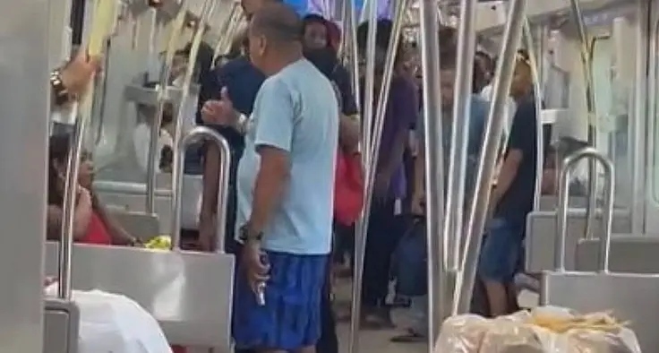 VÍDEO: Policial militar reformado saca arma em vagão do metrô de Salvador após discussão
