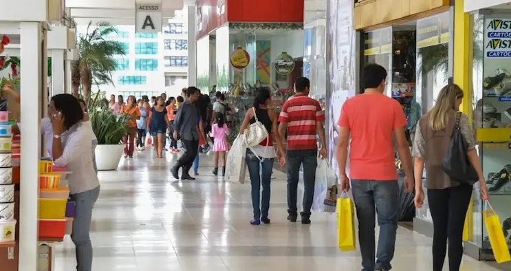 Fim de ano aquece mercado de trabalho e vagas temporárias viram porta de entrada para emprego fixo, diz especialista