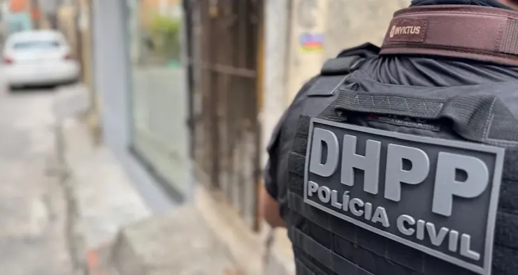Policial é preso por tentativa de homicídio após atirar contra homem em bar em Vitória da Conquista