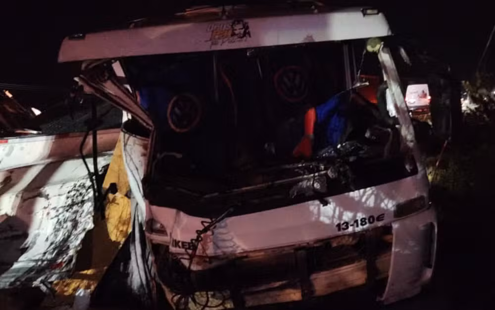 Duas pessoas morrem após batida entre três caminhões e um ônibus na BR-116, na Bahia