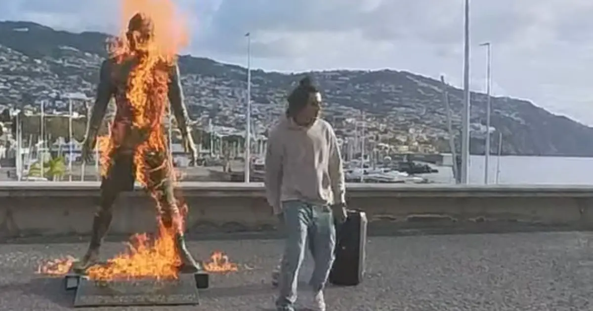 VÍDEO: Estátua de Cristiano Ronaldo é incendiada na Ilha da Madeira, em Portugal