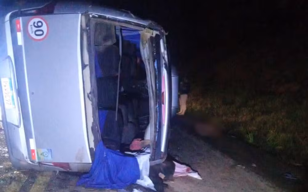 Duas pessoas morrem e 20 ficam feridas em acidente envolvendo micro-ônibus de prefeitura do interior da Bahia