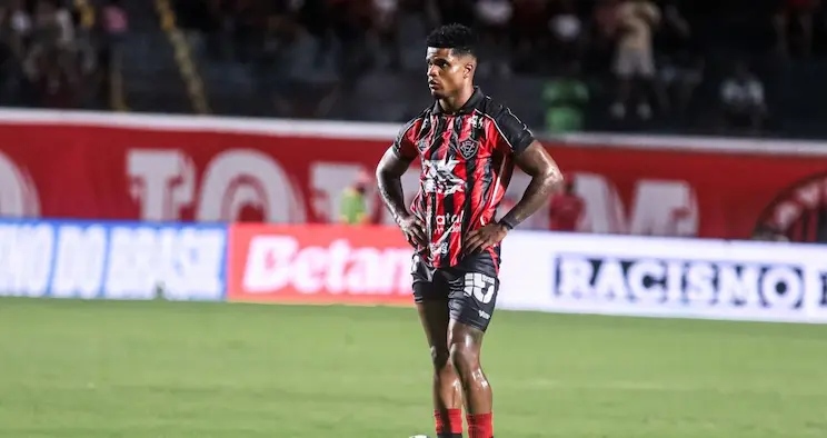 Vitória oficializa renovação do lateral-esquerdo Jamerson