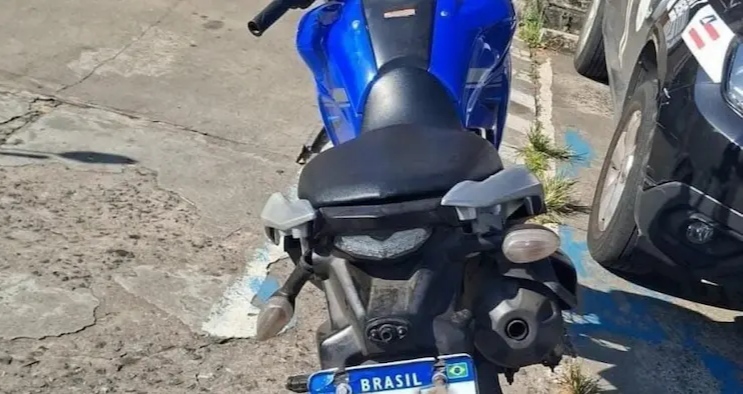 PM recupera motocicleta roubada com placa clonada no bairro do Lobato, em Salvador
