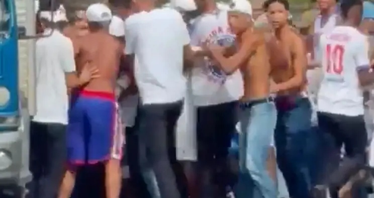 Membros de organizada do Bahia agridem homem em São Rafael antes de duelo contra o Galícia