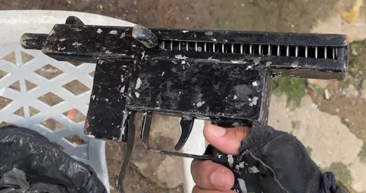 Operação policial localiza dupla e apreende arma de fogo e drogas em Ipiaú