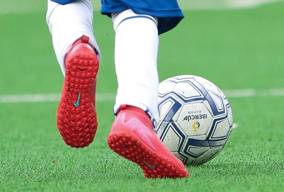 Professor de escolinha de futebol na BA é preso suspeito de aliciar sexualmente adolescentes sob promessa de carreira profissional