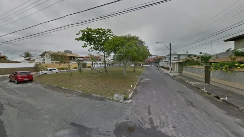 MP-BA investiga fechamento de vias e áreas públicas em Vilas do Atlântico; praça é alvo de inquérito