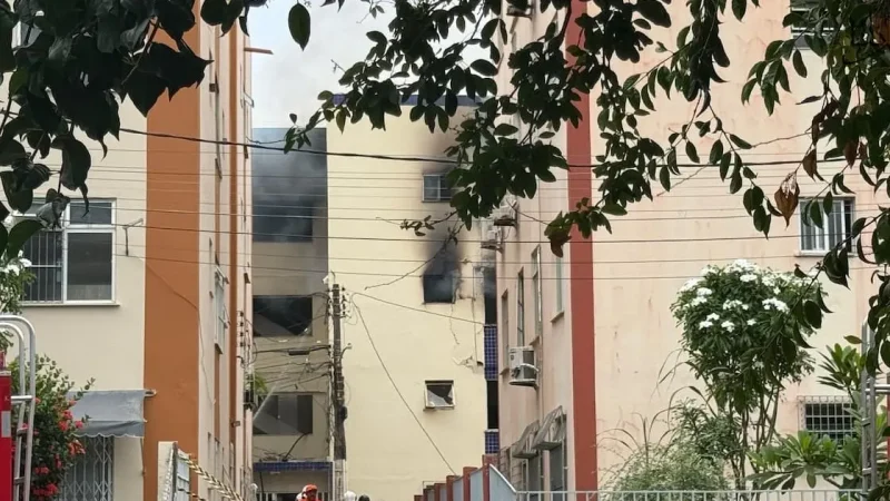 Três bombeiros ficam feridos durante atendimento a incêndio em prédio no Stiep; parte do imóvel colapsou após explosão de gás