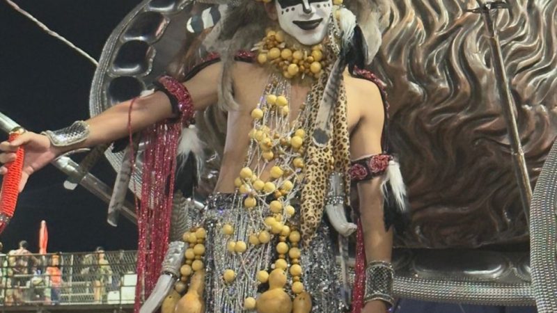 Adolescente que viralizou ao performar Ney Matogrosso na Bahia desfila no carnaval do Rio
