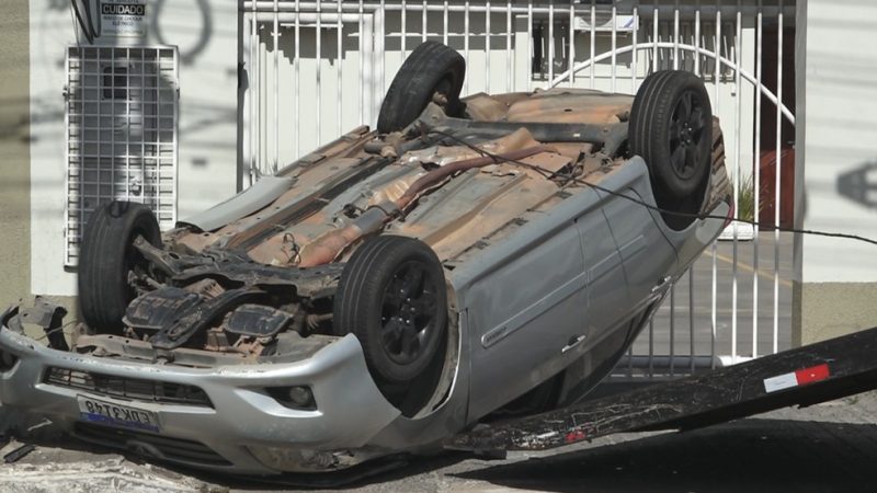 Policial militar fica ferido após carro capotar em Feira de Santana