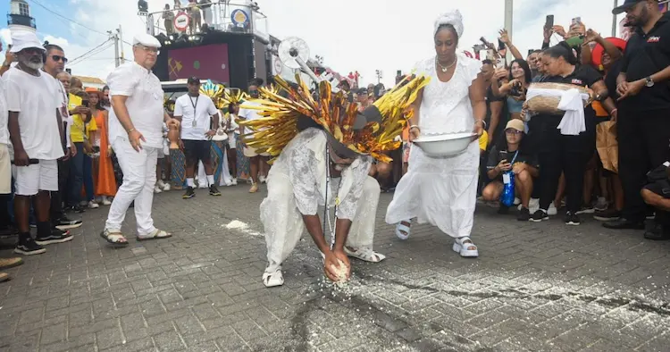 Carlinhos Brown inicia Arrastão da Quarta-feira de Cinzas com tradicional Padê no circuito Barra-Ondina