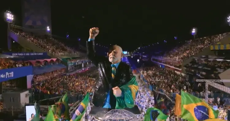 Com deboche de Bolsonaro, sem Janja e sob vaias: Saiba como foi desfile com homenagem a Lula na Sapucaí