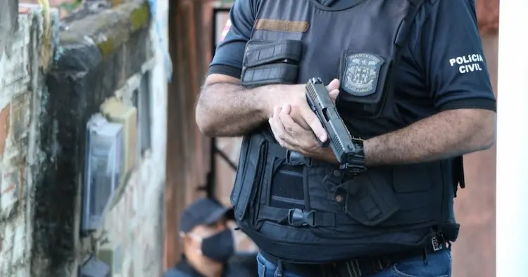 Homens são presos por realizarem sinais de facção durante o Carnaval de Salvador