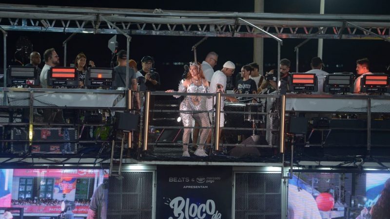 Anitta aciona corpo de Bombeiros após desmaio de folião