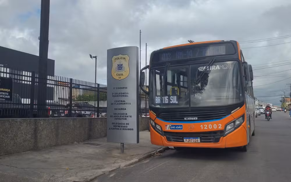 Motorista e passageiros são rendidos durante assalto a ônibus em Feira de Santana